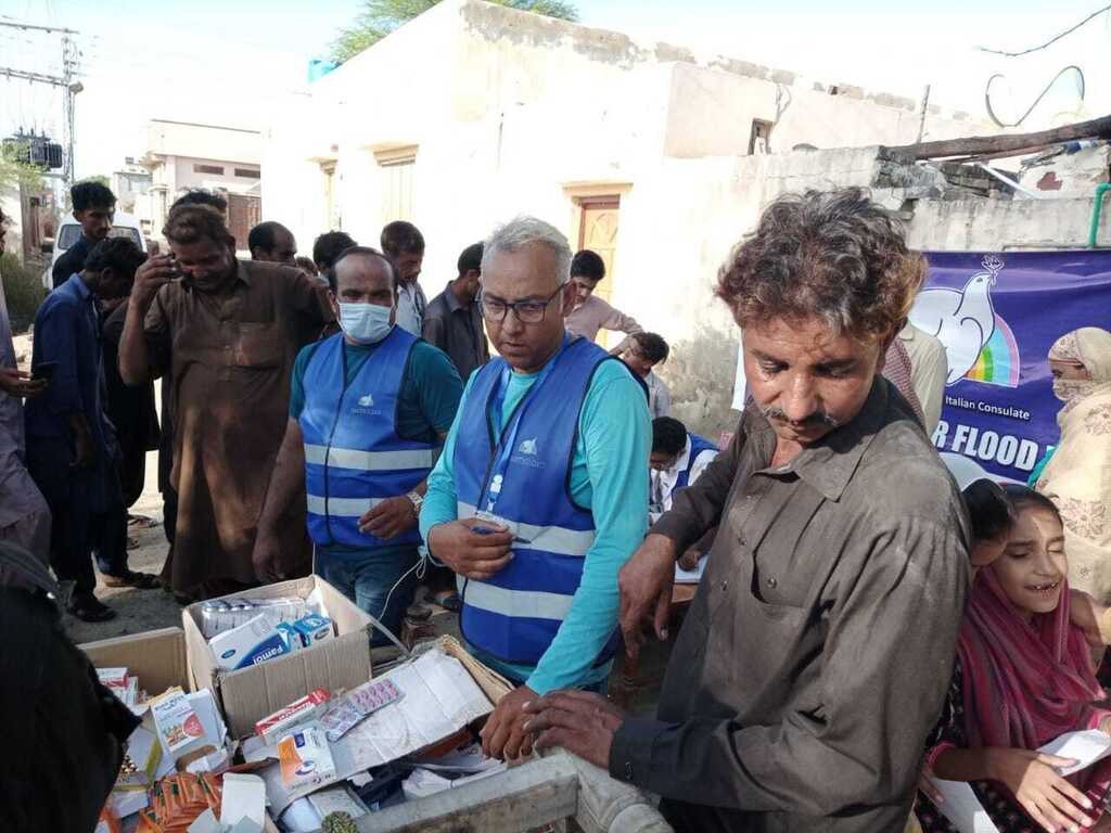 Inundacions al Pakistan: A Sanghar, en una zona aïllada per l'aigua, el “Medical Camp” de Sant'Egidio ofereix visites mèdiques i medicaments a aquells que ho han perdut tot 
